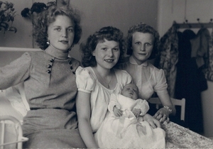 (4) Doop Ilse met moeder tante Lisa & tante Maria