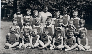 (9) Ilse middelste rij derde van links