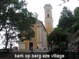 kerk bovenaan berg in eze