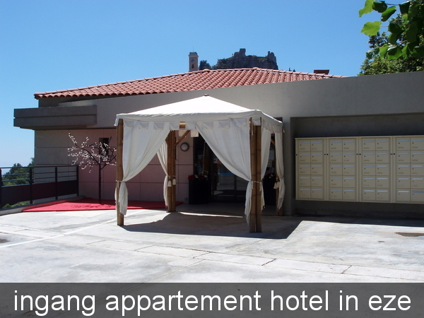 ingang appartement hotel in eze
