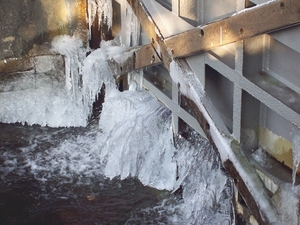 sluisdeuren met ijs