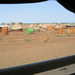 Hutten van Turkana's , foto onderweg door de voorruit genomen