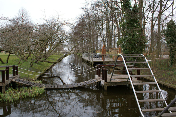 Hoog terras op de gracht