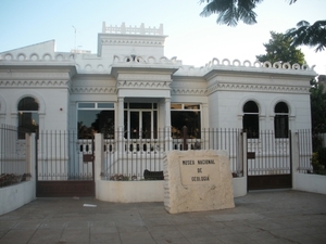 Geologisch museum, vroeger een synagoge