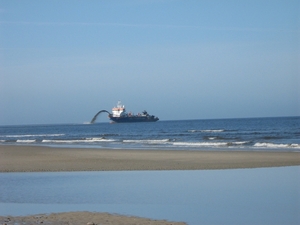 TEXEL  03-04-2009 -- Zand opspuiten in de Wadden