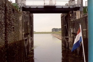 De sluisdeuren gaan achter ons dicht