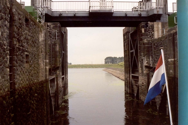 De sluisdeuren gaan achter ons dicht