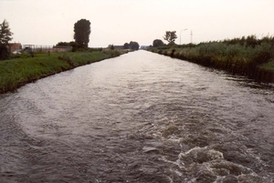 De schroef rommelt in het Spoy water