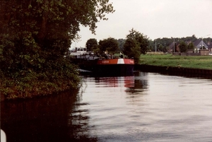 We parkeren even in een haventje voor een schip.