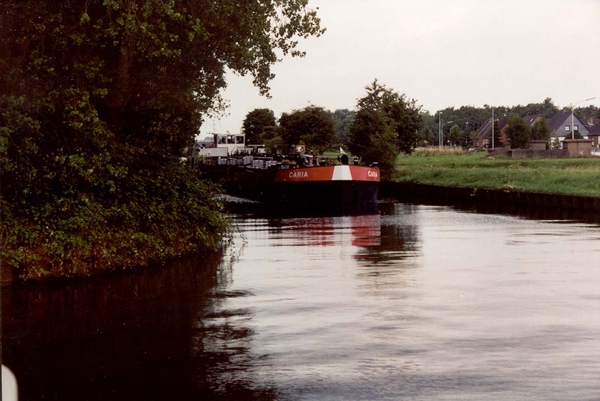We parkeren even in een haventje voor een schip.