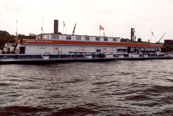 Dit is de drijvende supermarkt voor de schippers