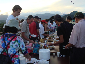 receptie van Taiwan op het dakterras van het 'barge house'