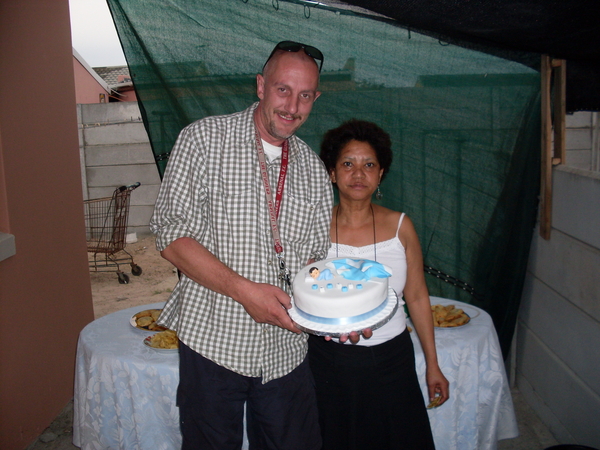 Zoon met schoonmoeder en dooptaart