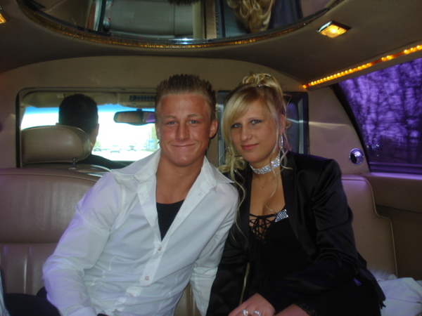 KLEINZOON EN KLEINDOCHTER IN DE LIMOUSINE