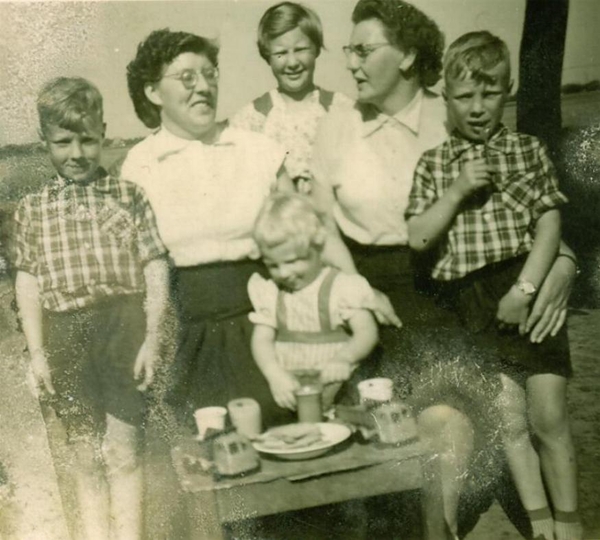 Kinderen Luttje met tante Anna en Antje in 1958.