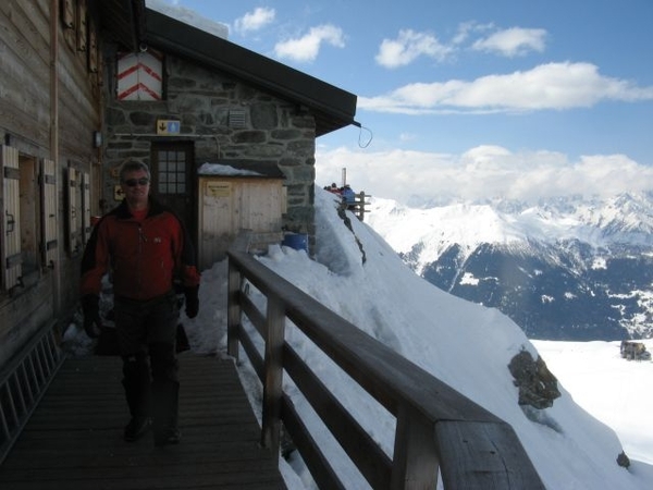20090410 831 Tz Mont Fort hut
