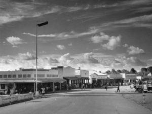 Rwanda, Butare: winkelstraat nabij de markt