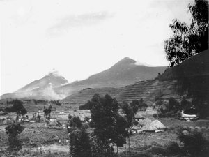 RWANDA  1957 - Vulkanen Mikeno en Karisimbi