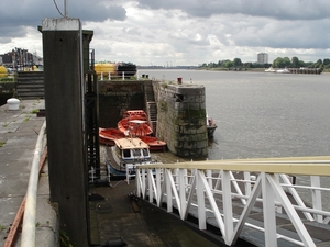 aanlegsteiger voor de boeienlegger aan het loodswezen