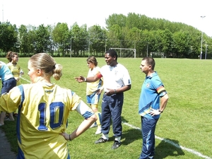 Trainer Carlos geeft aanwijzingen