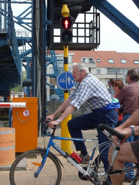Fons wacht voor de opgehaalde brug