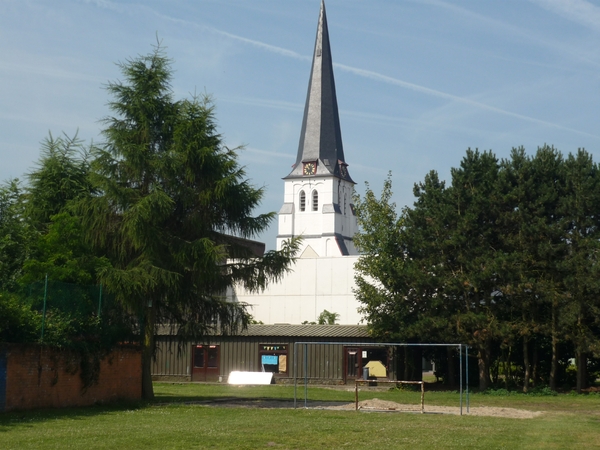 09.06.28.WAARSCHOOT.toch een mooi kerkje