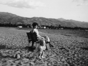 1955-Bujumbura, 's avonds aan het strand