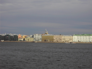 Prachtige gebouwen aan de Neva