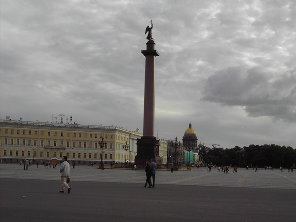 Paleisplein, St. Petersburg, Alexanderzuil