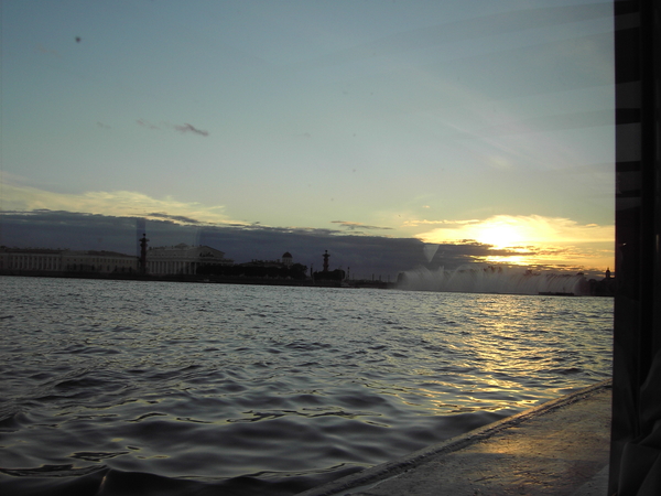 Neva stroom schitterend in de avondzon