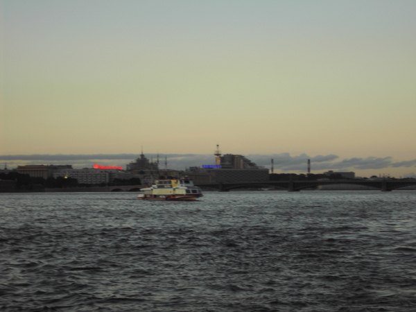 Zicht op ons hotel van op de boot