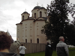 En van de tientallen kerkjes in Novgorord