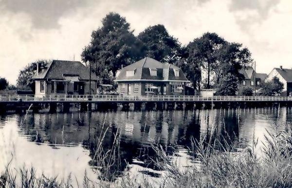 Rechts Sparwinkel en Cafe Links wasplaats schippers