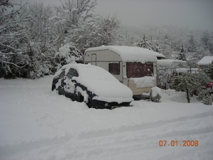 haar peugeotje is in gesneeuwd