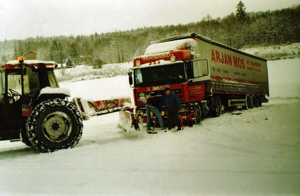 Weg gegleden in de sneeuw