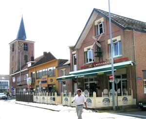 caf t'Moleken met restanten van dorpskerk