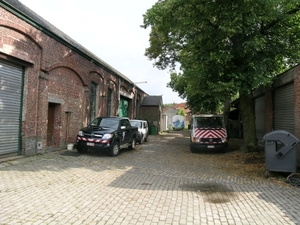 vroegere school met oude speelplein