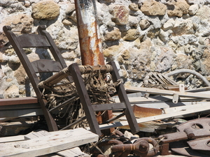 Afgedankt Kreta wiebelstoeltje ergens in de haven van Xania