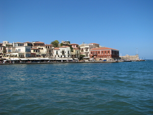 Oude gebouwen aan de oude Venetiaanse binnenhaven van Chania