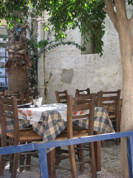 Terras in de smalle straatjes van Chania