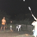 Badminton bij fakkellicht.
