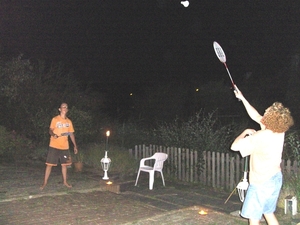 Badminton bij fakkellicht.