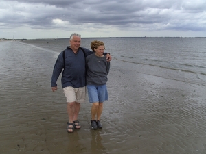 Wandelen langs het strand.