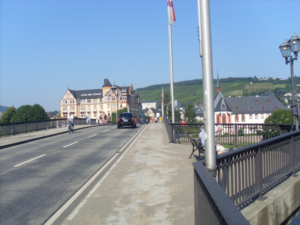 De brug over de Moezel van Bernkastel naar Keus