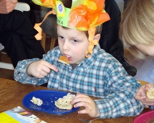 Erik 5 jaar taart eten