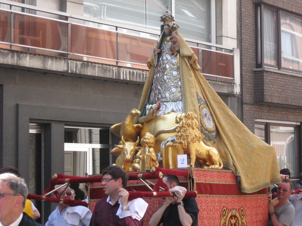 Boom 2009 Maria door vlaanderen gedragen 022