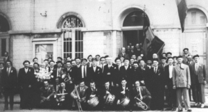 Oud soldaten voor het gemeentehuis