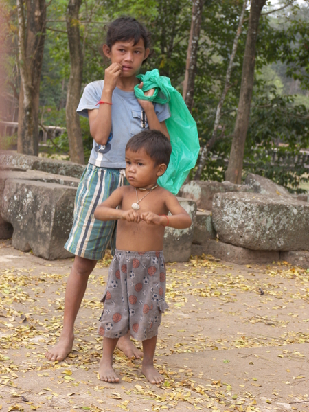 Cambodjaanse broertjes zien er niet gelukkig uit