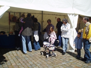 constant bezoekers aan de knopenstand