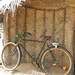 Fiets van visser op het strand